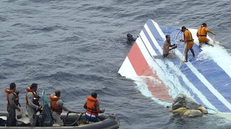 Záchranái vytahují trosky letadla Air France. Snímek z 9. 6. 2009